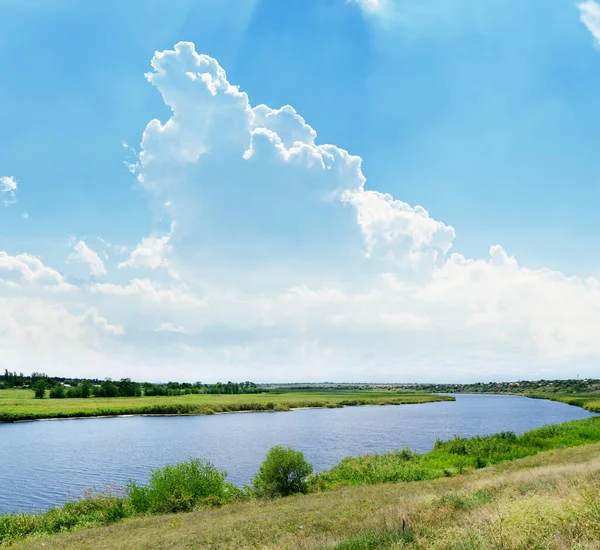 Зеленый Летний Пейзаж Рекой Облаками — стоковое фото