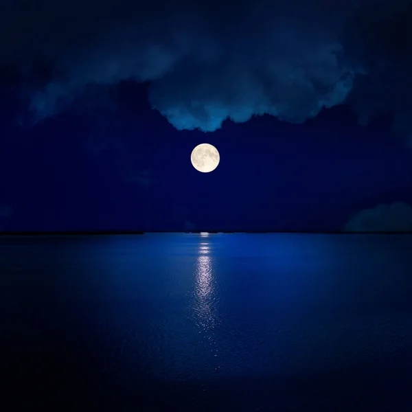 Pleine Lune Dans Les Nuages Sur Eau — Photo