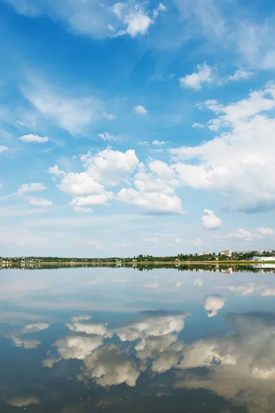 Céu Azul Com Nuvens Reflete Superfície Rio — Fotografia de Stock