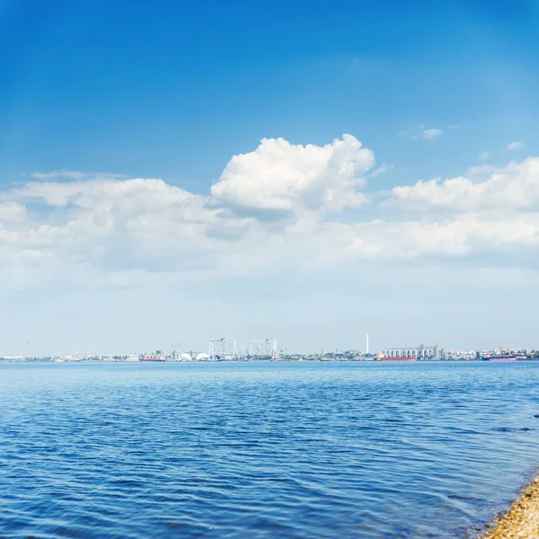 Großer Fluss Und Wolken Blauen Himmel Industrieller Horizont Mit Schiffbau — Stockfoto