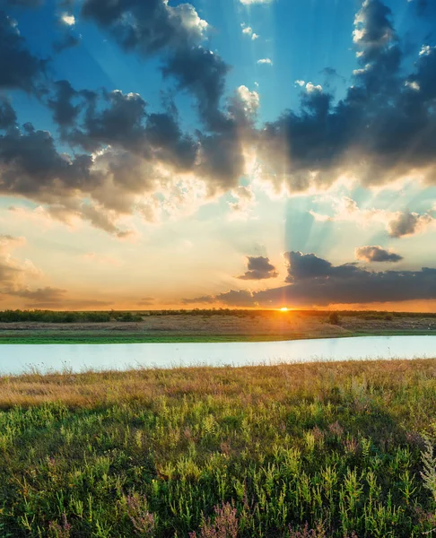 Хороший Закат Облаках Над Рекой Зеленым Лугом — стоковое фото