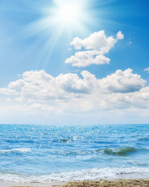 Zee Met Blauw Water Het Strand Wolken Blauwe Lucht Met — Stockfoto