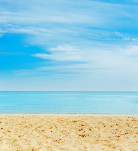砂浜で砂 水平線の海と雲のある青空 写真の底に焦点を当て — ストック写真