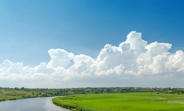 Nuvens Brancas Céu Azul Sobre Rio Prado Verde — Fotografia de Stock