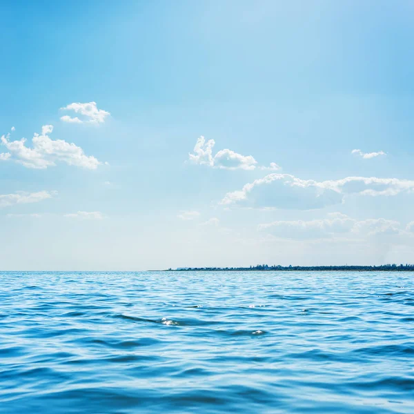 Mer Bleue Nuages Bas Dans Ciel Dessus — Photo