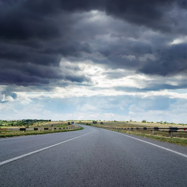 Dramatic Low Clouds Asphalr Road — Stock Photo, Image