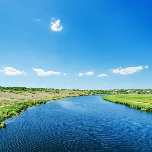 Blå Flod Grönt Landskap Och Himmel Med Moln Över Det — Stockfoto