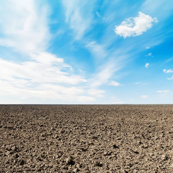 Campo Arável Nuvens Brancas Céu Azul — Fotografia de Stock