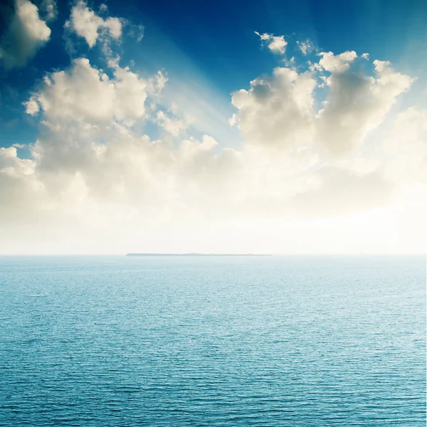 青い海に沈む夕日 — ストック写真