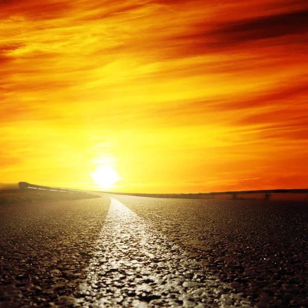 Κόκκινο Ηλιοβασίλεμα Και Ασφαλτοστρωμένος Δρόμος Κοντά — Φωτογραφία Αρχείου