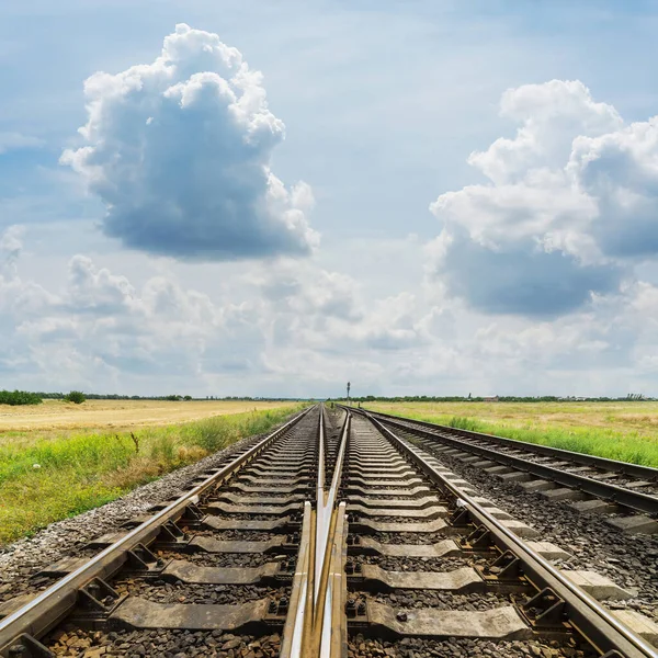 Cruce Del Ferrocarril Nubes Bajas Sobre —  Fotos de Stock