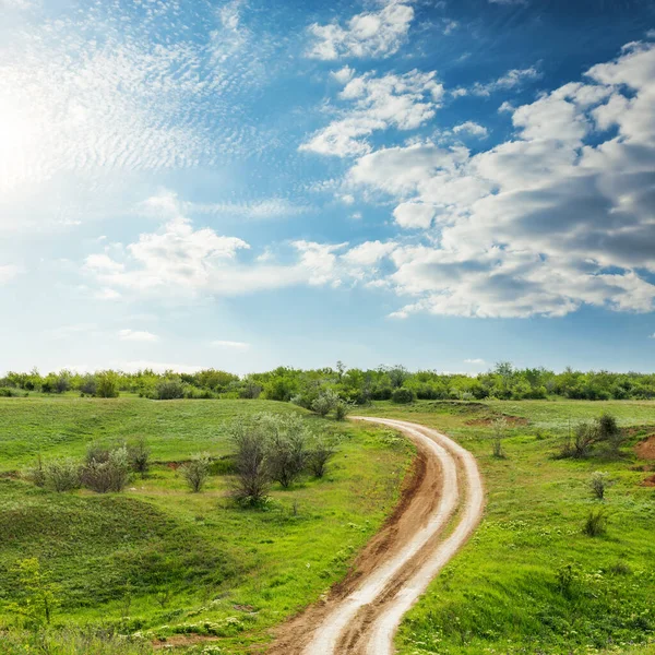 Weg Groene Weide Onder Wolken Blauwe Lucht Bij Zonsondergang — Stockfoto