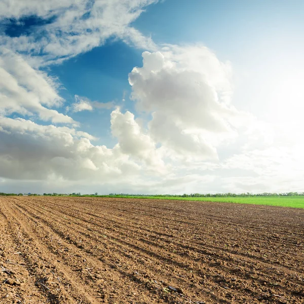 Por Sol Nas Nuvens Sobre Campo Agricultura Preta — Fotografia de Stock