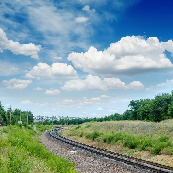 Spoorweg Naar Horizon Blauwe Lucht Met Wolken — Stockfoto