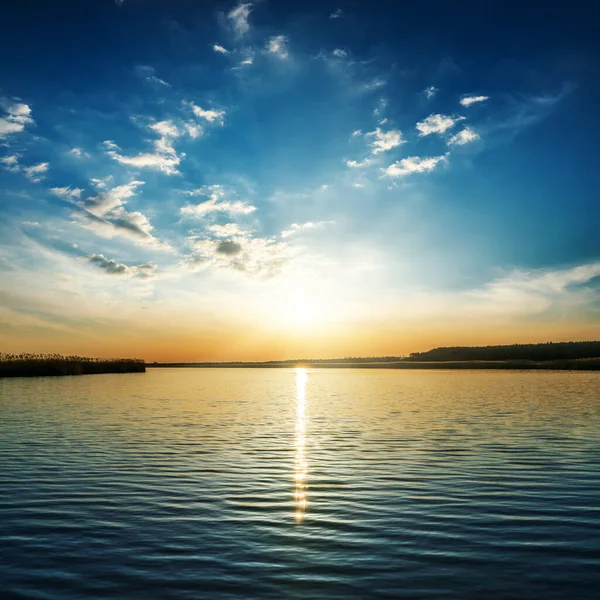 Низьке Помаранчеве Сонце Хмарах Над Річкою Захід Сонця Над Водою — стокове фото