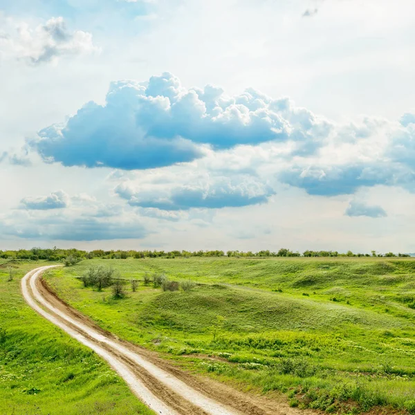 Низкие Облака Зеленый Луг Дорогой — стоковое фото