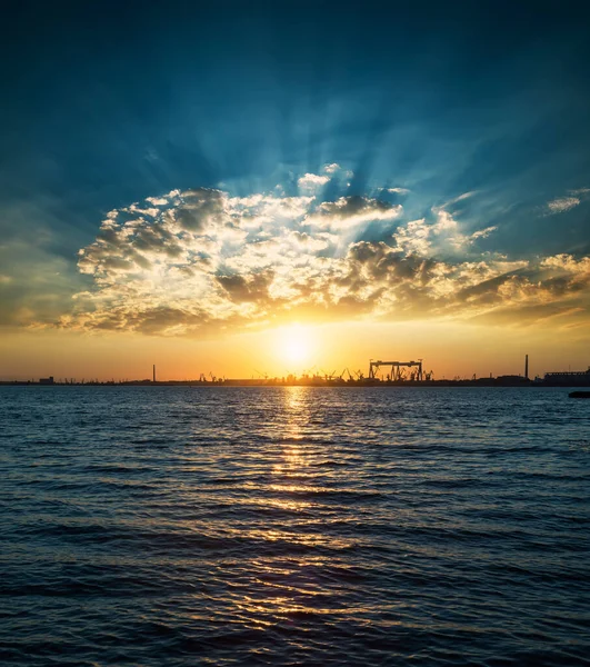 Orangefarbener Sonnenuntergang Über Dunklem Wasser Fluss — Stockfoto