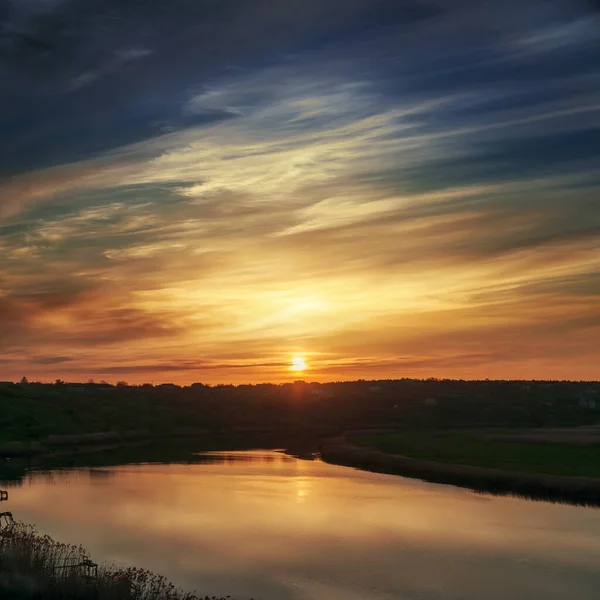 Arancio Tramonto Nuvole Drammatiche Sul Fiume — Foto Stock