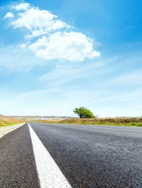 Asfaltweg Met Witte Lijn Close Blauwe Lucht Met Witte Wolken — Stockfoto