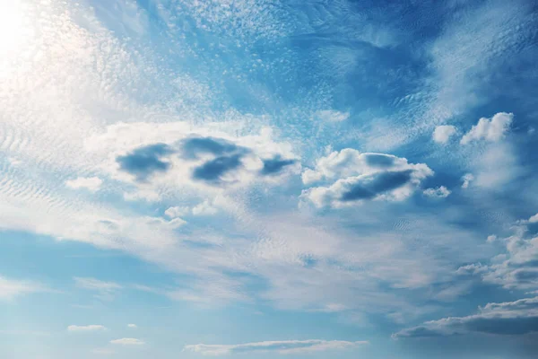Sonne Und Dramatischer Himmel Mit Wolken — Stockfoto