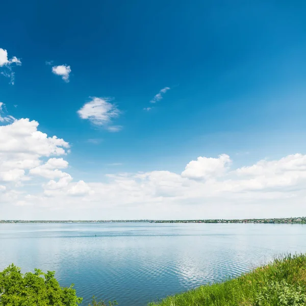 Cielo Azul Con Nubes Reflejos Río — Foto de Stock