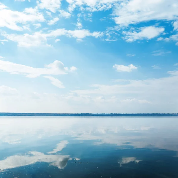 Derin Mavi Gökyüzü Nehrin Üzerinde Bulutlar Onun Yansıması — Stok fotoğraf