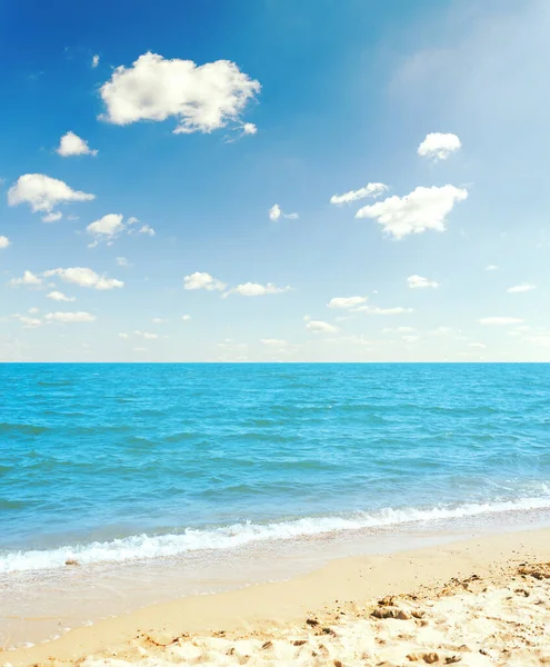Meer Und Gelber Sand Unter Blauem Himmel Mit Wolken — Stockfoto