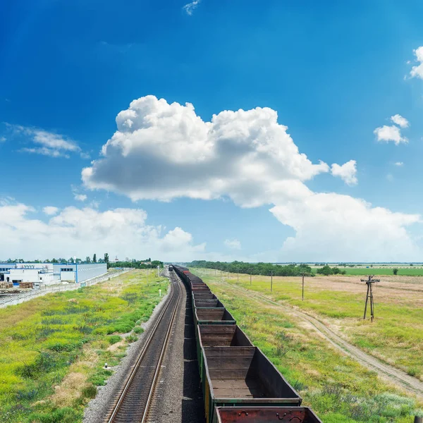 Eisenbahn Mit Leeren Waggons Und Wolken Blauen Himmel — Stockfoto