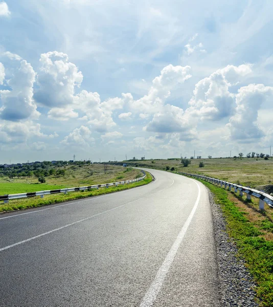 Asfalt Yol Mavi Gökyüzünde Alçak Bulutlar — Stok fotoğraf