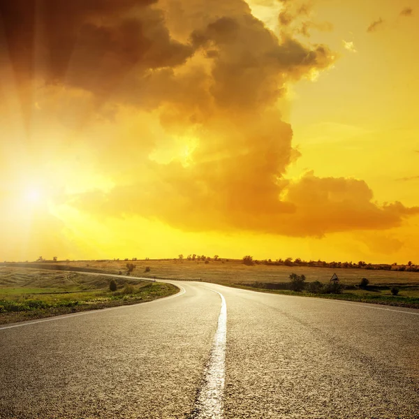 Pôr Sol Laranja Nuvens Sobre Estrada Asfalto — Fotografia de Stock