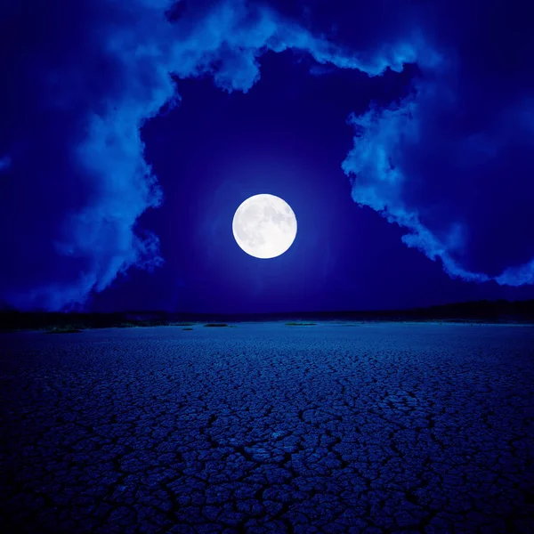 沙漠上空的云彩中的超级月亮 — 图库照片