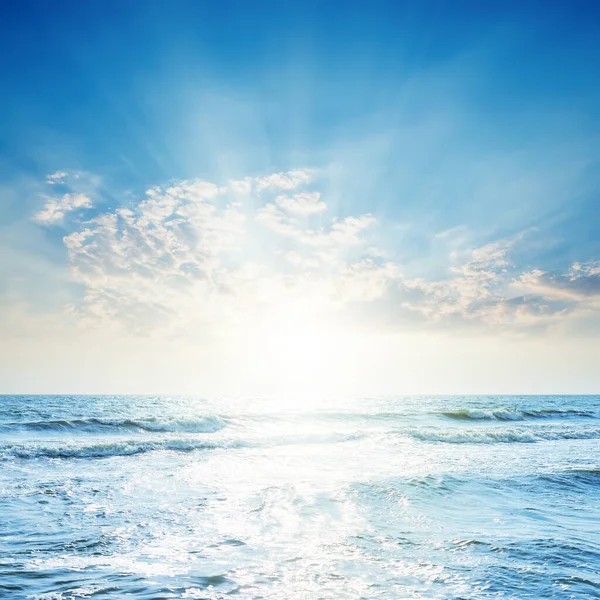 Яскравий Захід Сонця Хмарах Над Синім Морем — стокове фото