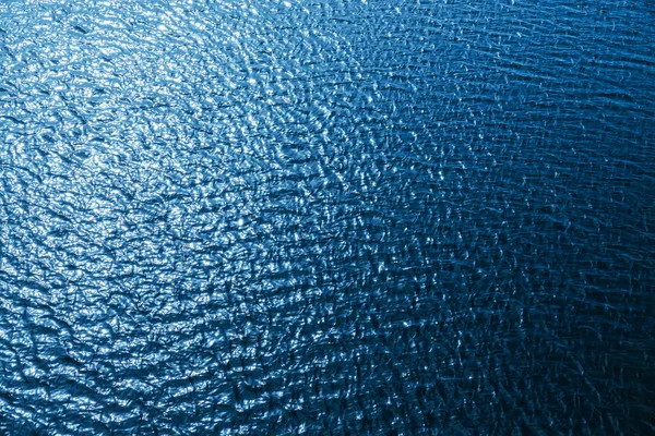 Türkisfarbenes Wasser Mit Wellen Und Spiegelungen Wasser Textur Oder Hintergrund — Stockfoto