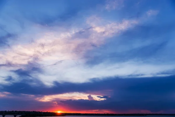 Μωβ Ηλιοβασίλεμα Στον Δραματικό Ουρανό — Φωτογραφία Αρχείου