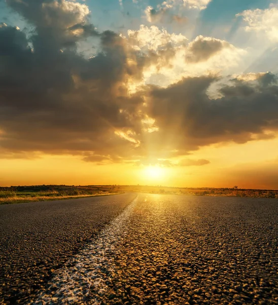 Oranje Zonsondergang Lage Donkere Dramatische Wolken Asfaltweg — Stockfoto