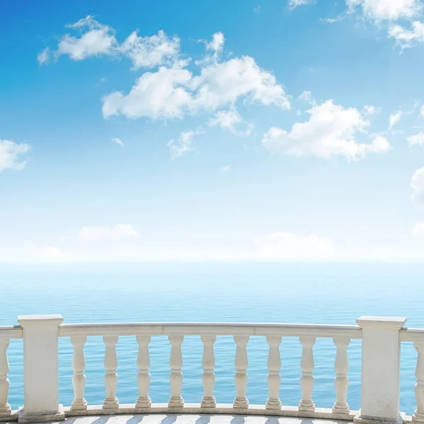 青い空に浮かぶ海と雲のバルコニー — ストック写真