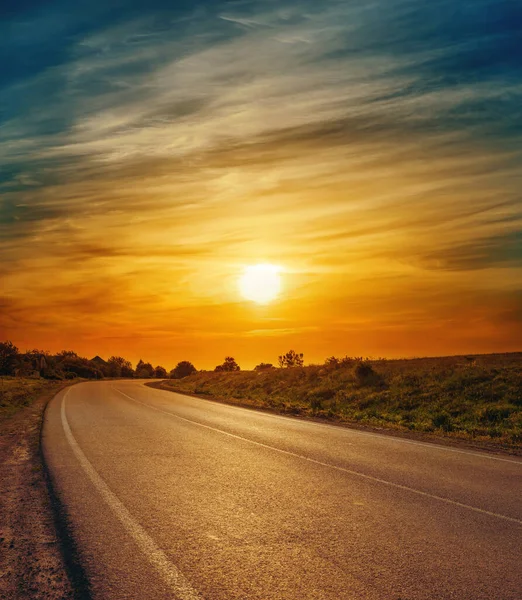 Asphaltstraße Bis Zum Horizont Und Tief Stehende Sonne Dramatischen Wolken — Stockfoto