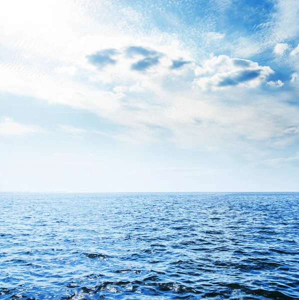 Blaues Meer Und Niedrige Wolken Mit Sonne Darüber — Stockfoto