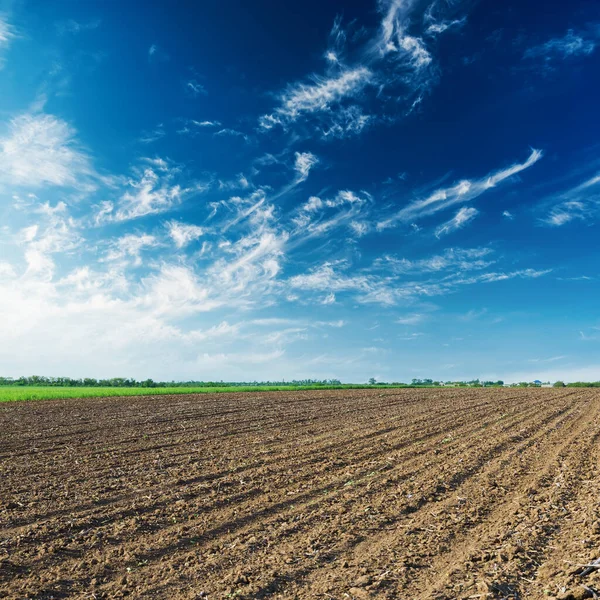 Landbouw Geploegd Veld Blauwe Lucht Met Wolken Zonsondergang — Stockfoto