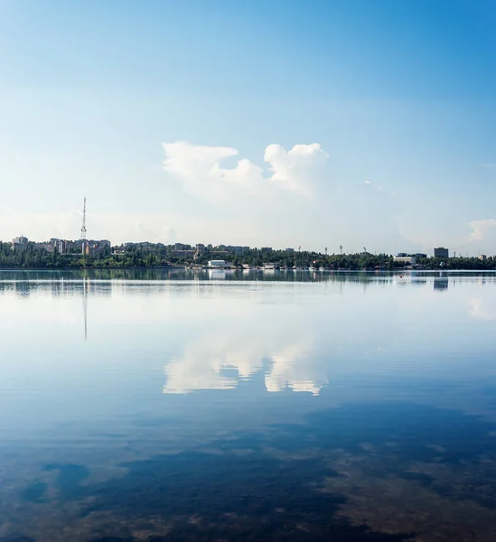 Rio Azul Céu Com Nuvens Reflexos Dele — Fotografia de Stock