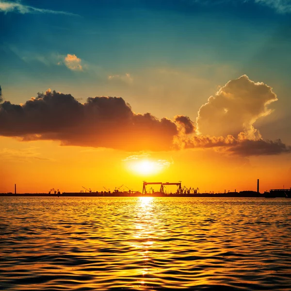 Laranja Pôr Sol Sobre Rio Construção Naval Industrial Fundo — Fotografia de Stock