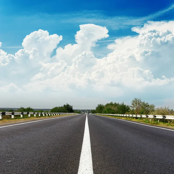 Asphaltstraße Geht Unter Wolkenverhangenem Himmel Zum Horizont — Stockfoto