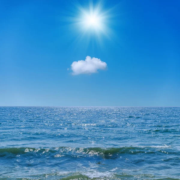 Солнце Голубом Небе Над Облаком Морем — стоковое фото