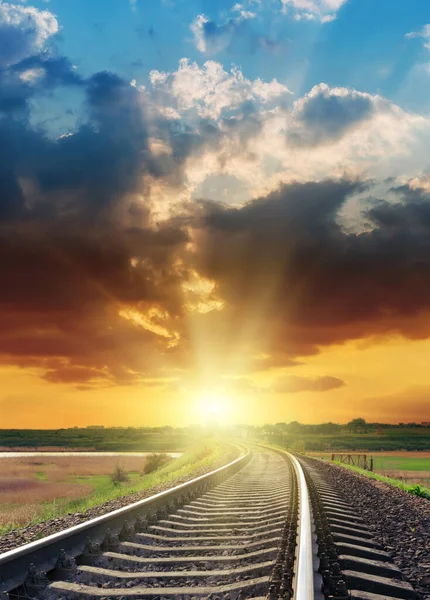 Яскравий Помаранчевий Захід Сонця Над Залізницею Крупним Планом — стокове фото
