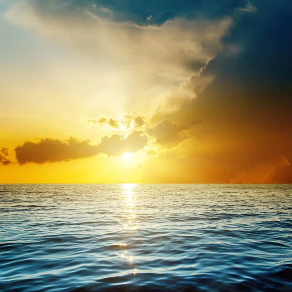 Blaues Meer Nahaufnahme Und Sonnenuntergang Wolken Darüber — Stockfoto
