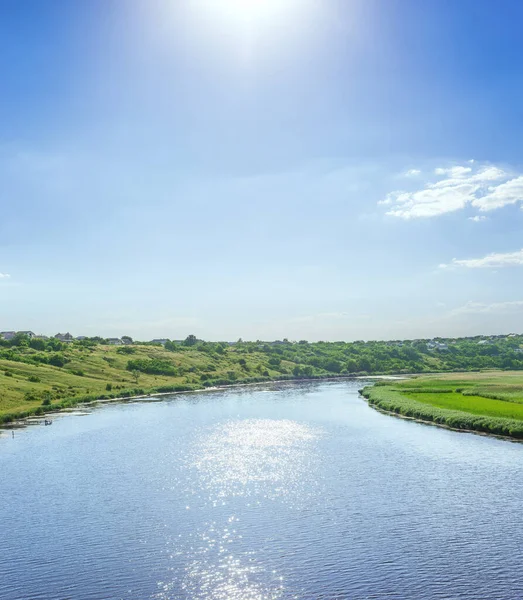 Krajobraz Niebieską Rzeką Słoneczne Niebo Nad Nim — Zdjęcie stockowe