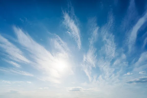 Sole Basso Nuvole Nel Cielo Blu — Foto Stock