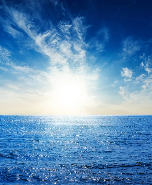 Mare Cielo Blu Scuro Con Nuvole Tramonto — Foto Stock
