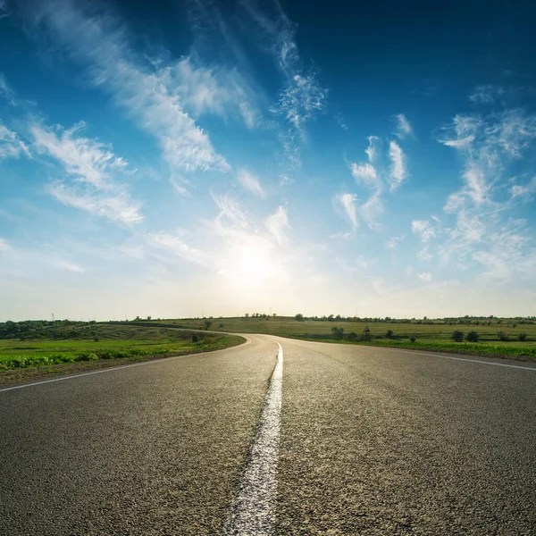 Tramonto Cielo Blu Strada Asfaltata — Foto Stock