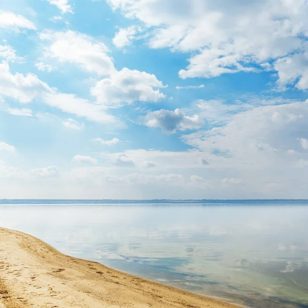 Rivière Sable Nuages Dans Ciel Bleu — Photo